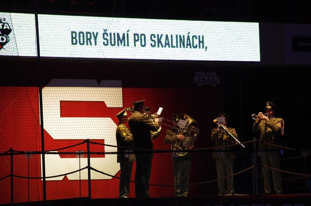 Armádní zahájení zápasu v podobě hymny ČR