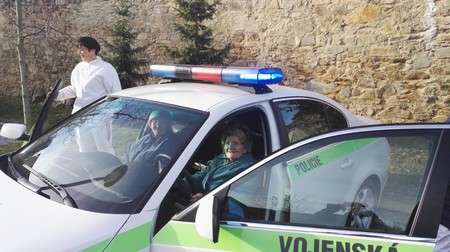 Seniorky si rády prohlédly služební vozidlo