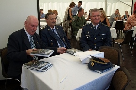 Příslušníci 26. brigády ze Staré Boleslavi na křtu knihy Stanislava Vystavěla