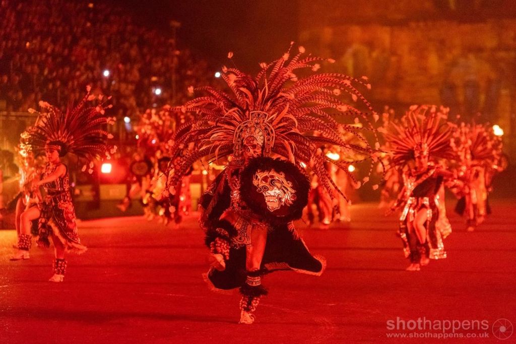 Aztéčtí Indiáni vystoupili v rámci show mexické hudby.