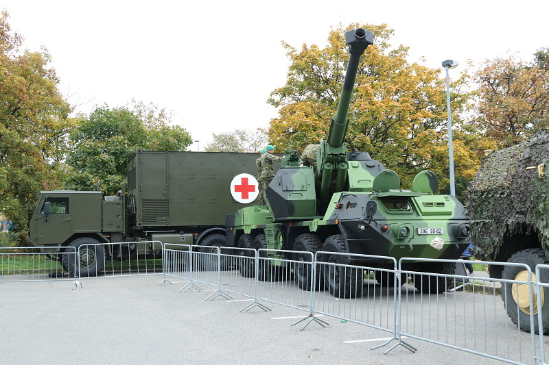 Na Vítězném náměstí se prezentovaly sekce a odbory GŠ a vojenské útvary Armády ČR statickými a dynamickými ukázkami.