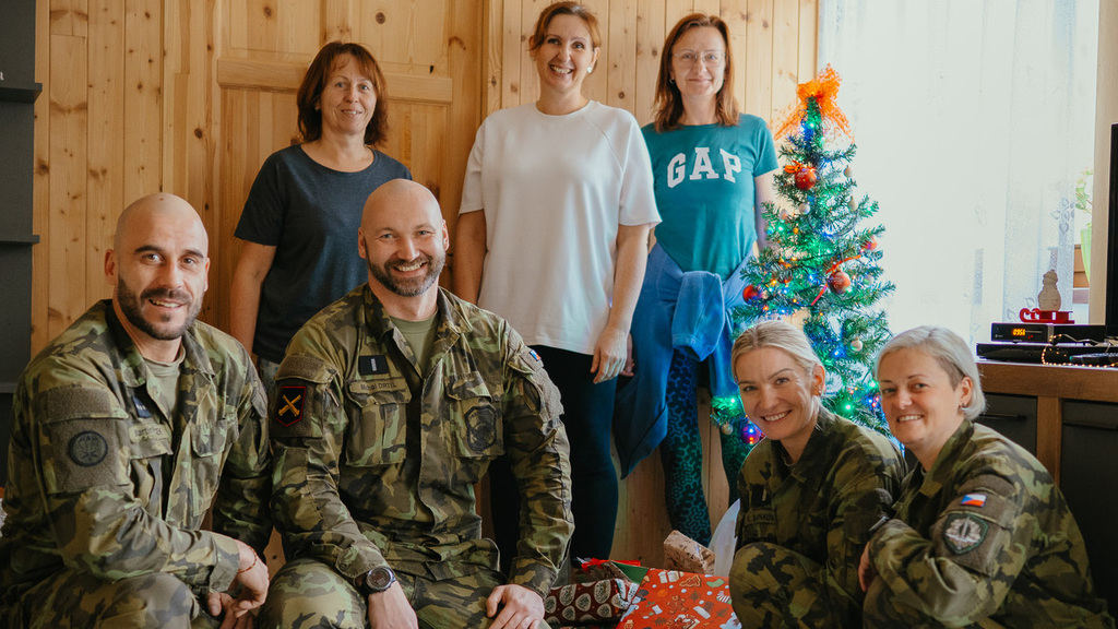 Vojáci z 13. dělostřeleckého pluku i letos rozdávají radost dětem