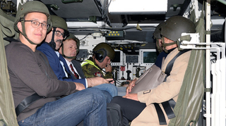 Poslanci výboru pro obranu si ve Vyškově vyzkoušeli simulátory a prohlédli nový řidičský polygon