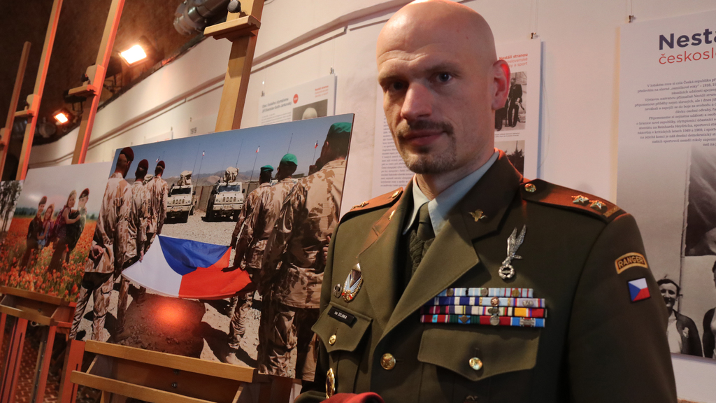 Fotografie kalendáře Vojenského fondu solidarity pomohou těm, kteří to skutečně potřebují