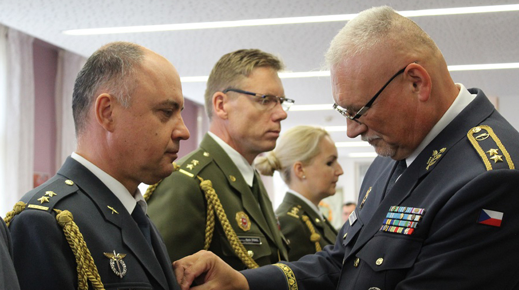 Generál Jaromír Alan ocenil šest desítek vojáků, kteří působili ve strukturách NATO a EU