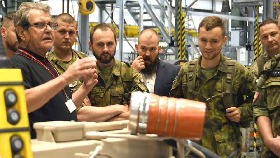 Vojáci 7. brigády si prohlédli, kde se vyrábí armádní tatrovky, vyzkoušeli si i jízdu na polygonu