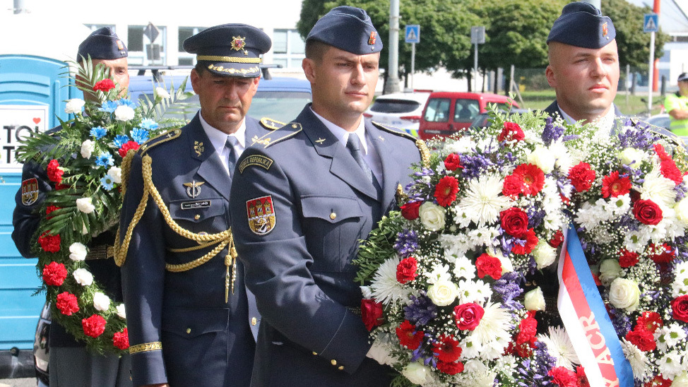 Na ruzyňském letišti se vzpomínalo na čs. piloty, kteří se před 75 lety vrátili do vlasti