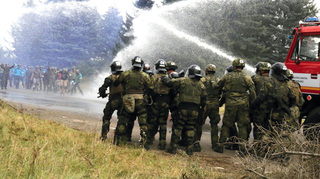 Jak na agresivní dav? Funguje silný hluk, ostré světlo i vycvičený pes