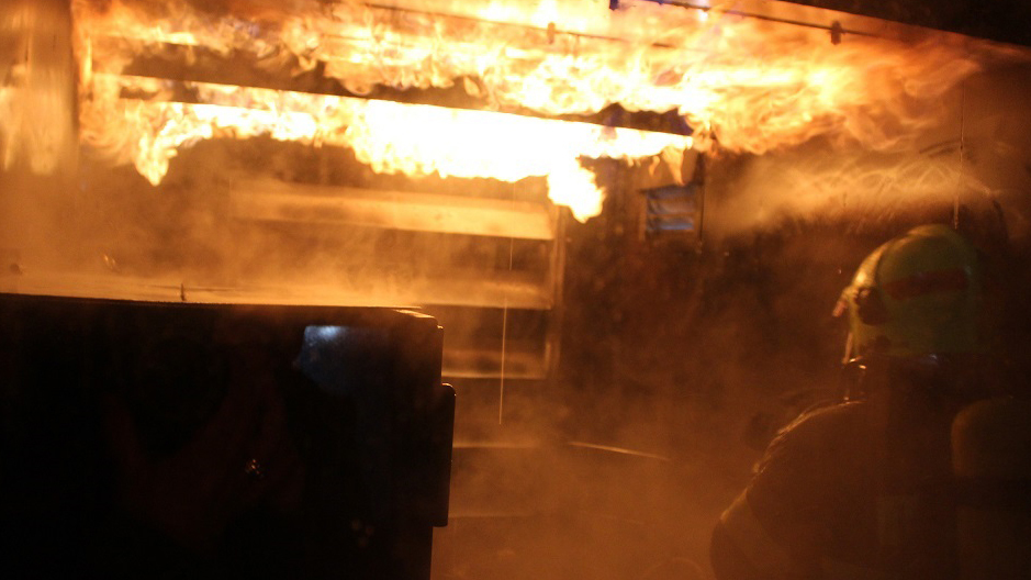 Vojenští hasiči cvičili v ohňovém trenažéru Fire Dragon 9000. Jako první v Česku.