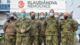 Ilustrační obrázek ke článku„Podařilo se nám rozchodit nejednu pacientku,“ těší se z práce v nemocnici nadrotmistr Lukáš Princ ze Kbel