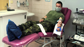 Ilustrační obrázek ke článkuKaždý by to měl aspoň na chvíli zažít na vlastní kůži, říká o práci v nemocnici voják Tomáš