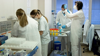 Ilustrační obrázek ke článkuTři mobilní týmy Fakulty vojenského zdravotnictví UO zahájily očkování v sociálních zařízeních 