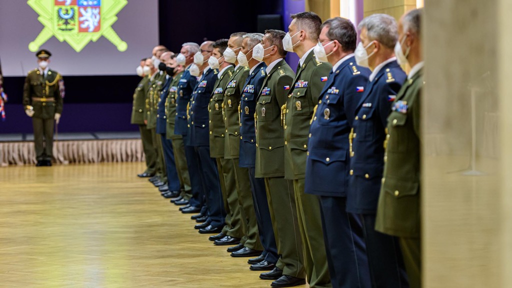 Generál Opata jmenoval nové plukovníky a udělil čestné odznaky 