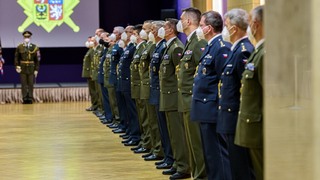 Generál Opata jmenoval nové plukovníky a udělil čestné odznaky 