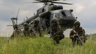 Strakoničtí vojáci obsadili Doupov. Na střelnici je vysadil vrtulník