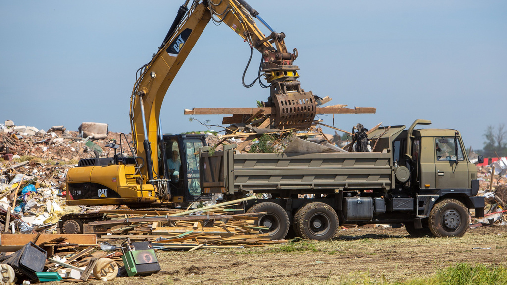 Armáda stahuje těžkou techniku, ale v pomoci pokračuje