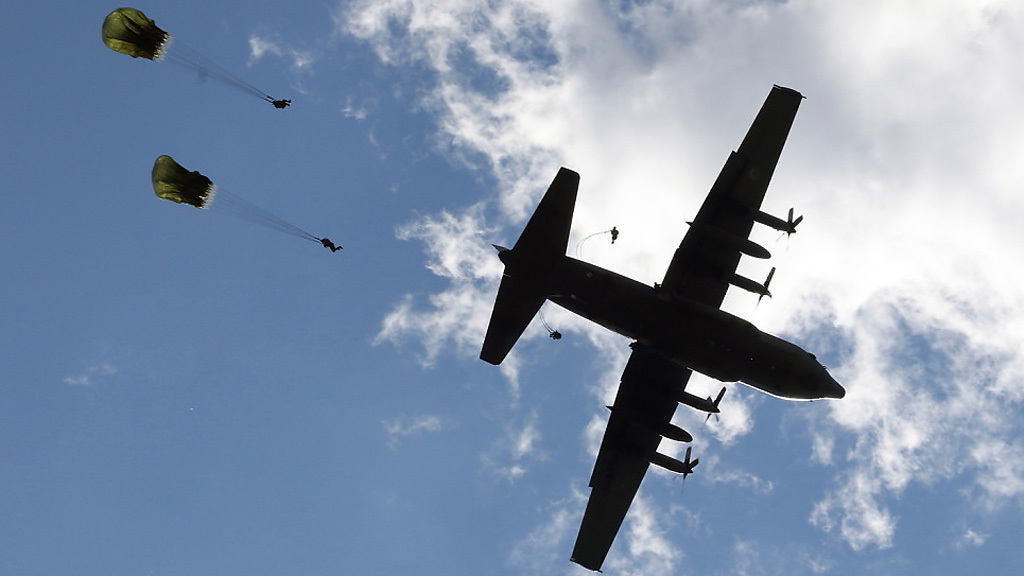 Šedesát výsadkářů pomáhalo s certifikací armádních padáků na letouny Hercules