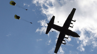 Šedesát výsadkářů pomáhalo s certifikací armádních padáků na letouny Hercules