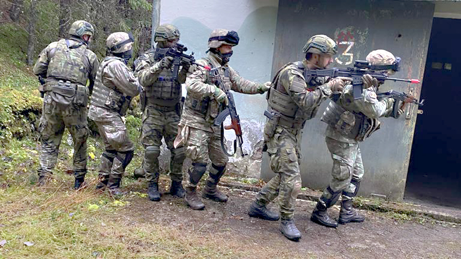 Střelby ostrou municí, výbuchy trhavin. Hraničtí trénovali pro Mali boj ve skoro skutečném městě