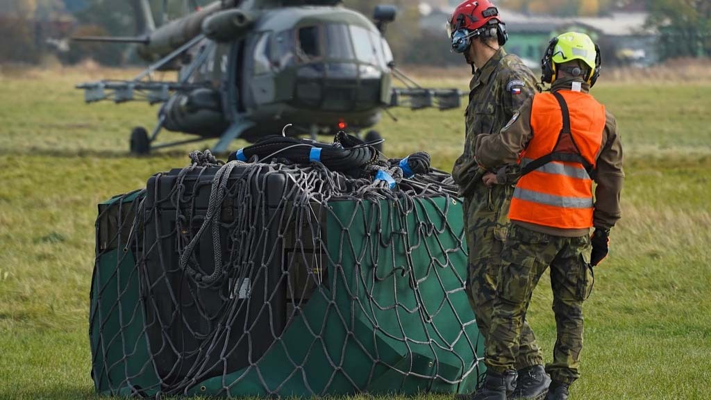 Armáda získala novou schopnost: Výsadkáři mohou přepravovat zbraně a munici pod vrtulníkem