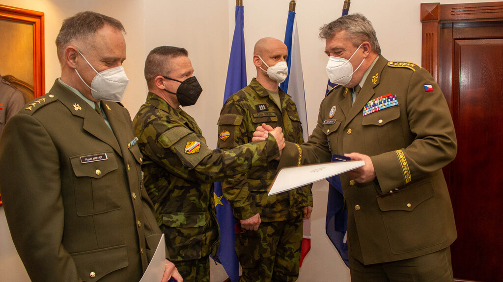 Generál Opata ocenil mincí za záchranu života čtyři vojáky 