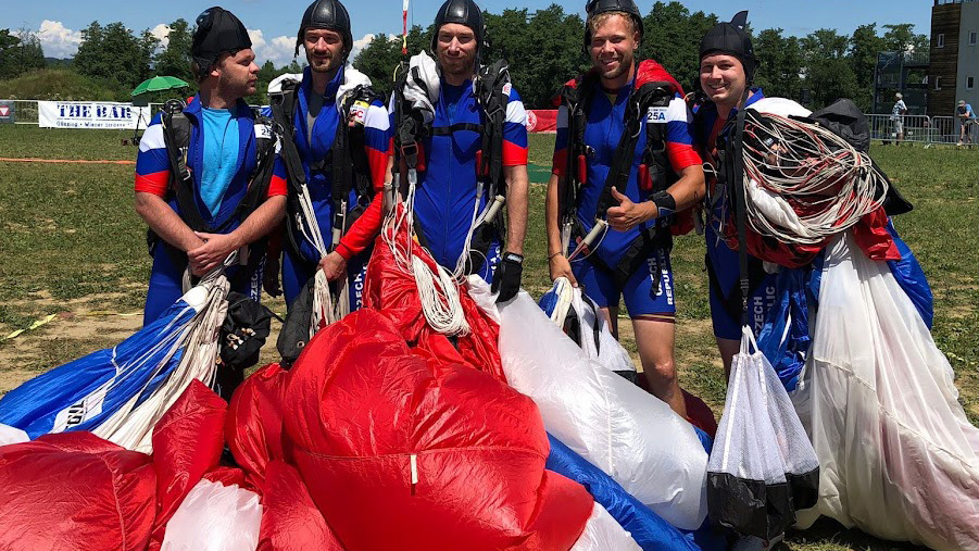 Parašutisté slaví na armádním mistrovství světa stříbro ve skupinové přesnosti přistání