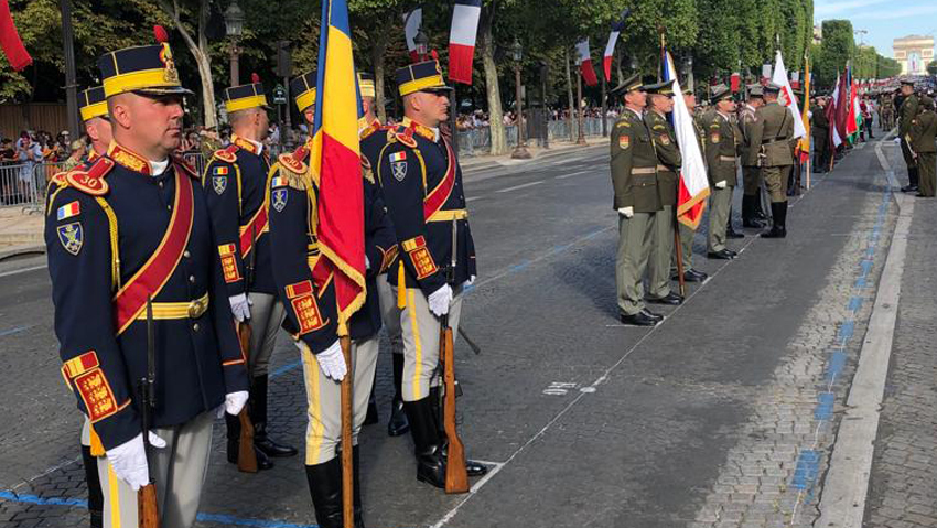 Vojenské přehlídky k výročí dobytí Bastily se v Paříži zúčastnila Čestná stráž AČR