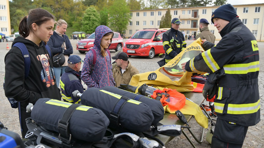Armáda a složky IZS ukázaly dětem ze Staré Boleslavi, jak se bezpečněji chovat na silnicích