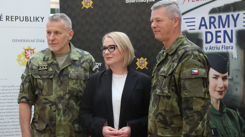 Odpovídá generál Studený: Co dělá armáda, aby udržela vojáky a získala nové?
