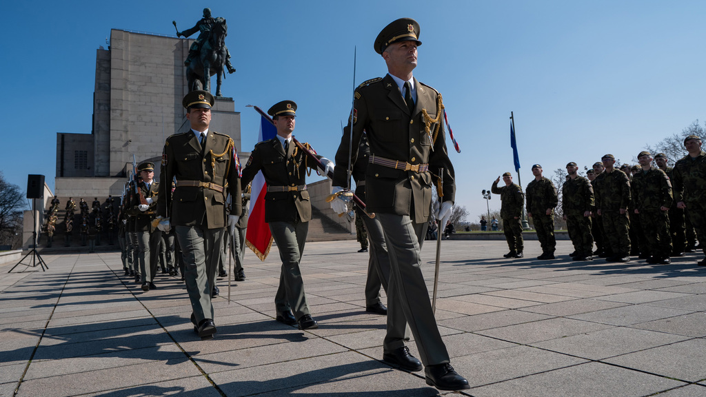 Tři stovky vojáků a vojenských policistů, kteří se vrátili ze zahraničních operací, převzaly na Vítkově ocenění