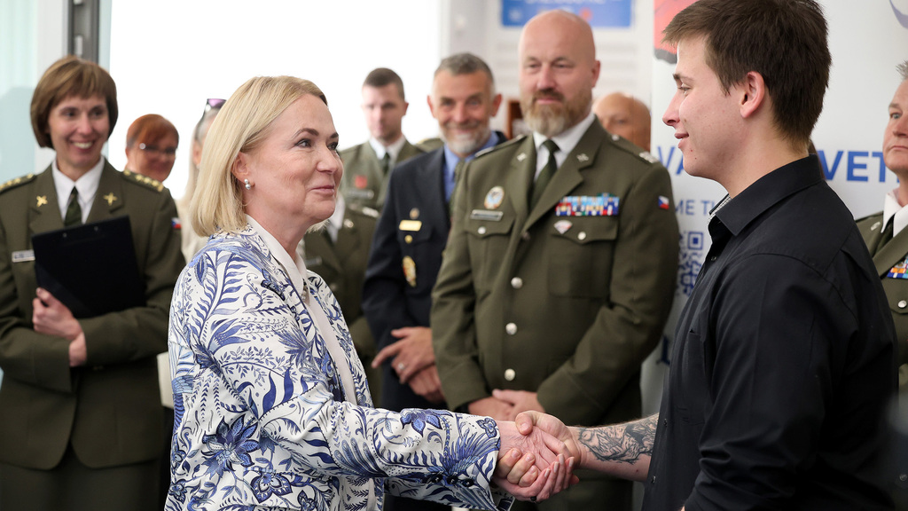 Do služby rekrut vstoupil s potleskem generálů a mincí od ministryně