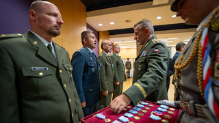 Vojáci, kteří působili ve strukturách NATO a EU, byli oceněni