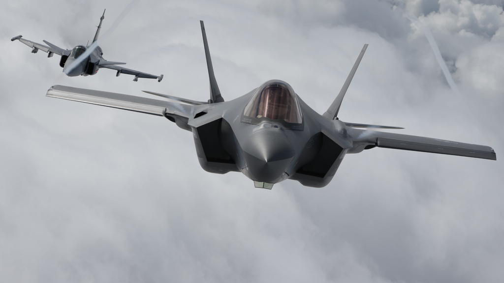 Američtí instruktoři v Pardubicích: příprava českých pilotů na letouny F-35 pokračuje