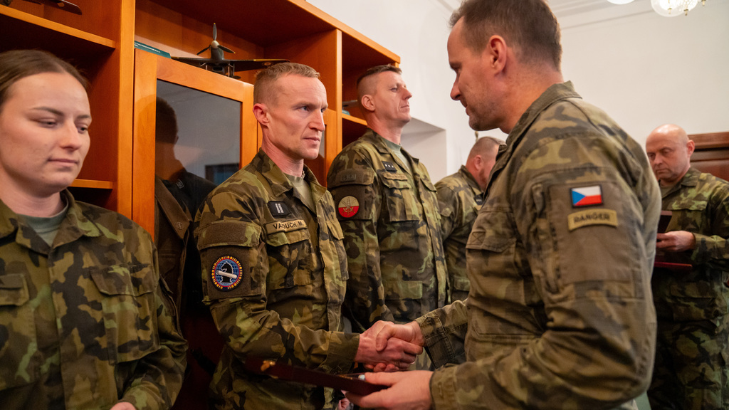 Generál Řehka ocenil vojáky, kteří pomáhají klientům chráněného bydlení Pastelky