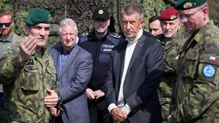 Ilustrační obrázek ke článkuSpolupráci armády a IZS při ochraně před drony. I to viděli premiér Babiš a ministr Zůna na cvičení Federated Cloud