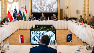 Nejvyšší vojenští představitelé V4 jednali v Budapešti o bezpečnosti regionu i připravenosti evropských armád