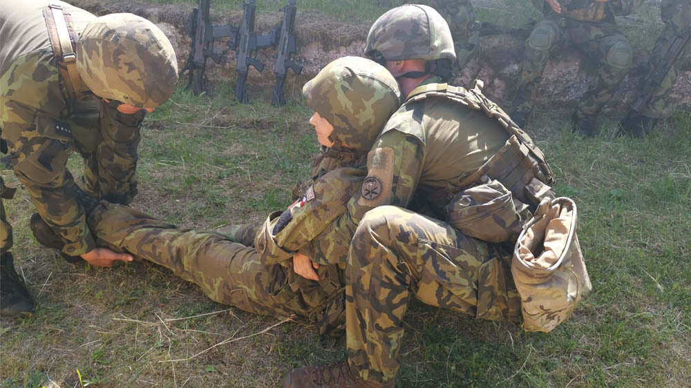 Dělostřelci si vyzkoušeli pozici raněného a situaci jednotky pod palbou