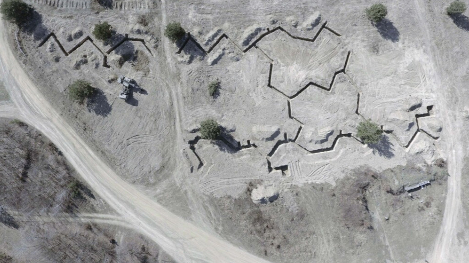 Ve Vyškově vybudovali moderní cvičné zákopy. Lépe chrání před drony a vojákům poskytují širší výhled