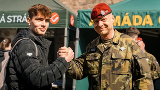 Ilustrační obrázek ke článkuVojáci dobyli Bečov. Cítíme povinnost bránit republiku, svěřovali se studenti