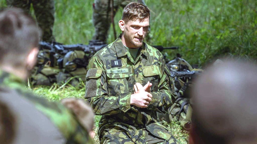 Z MMA ho známe všichni, v maskáčích jen málokdo. David Dvořák navštívil středoškoláky na DVC