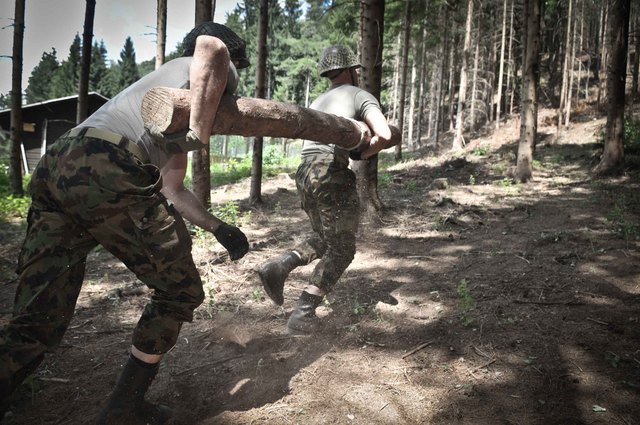 Běh s kládou a pěkně do kopce