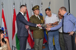 Během oficiálního jednání velitelů posádek se uskutečnil křest knihy mapující 25 let historie Capital Commander Club