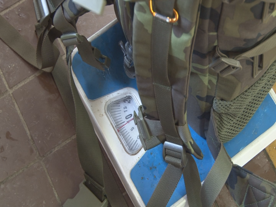 Běželo se s batohem, který vážil 9 kg 