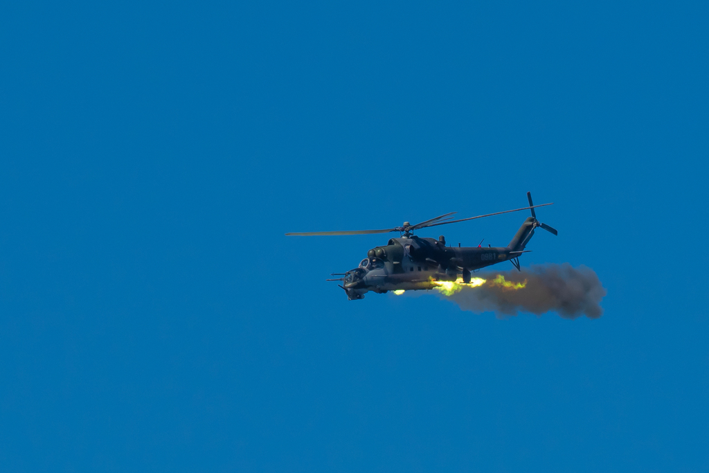 Bitevní vrtulník Mi-24 při střelbě (2)
