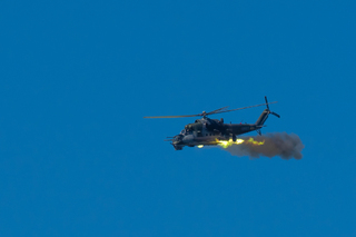 Bitevní vrtulník Mi-24 při střelbě (2)