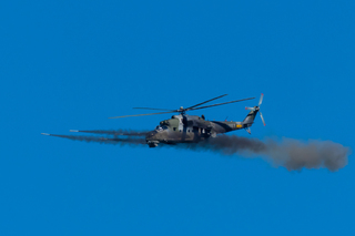 Bitevní vrtulník Mi-24 při střelbě