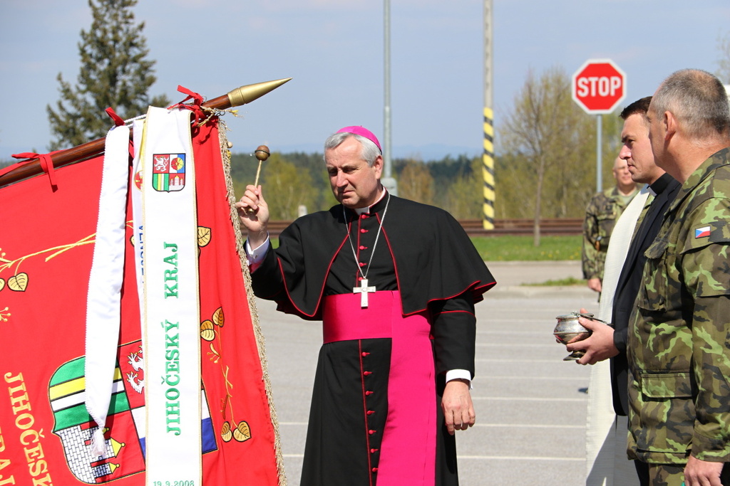 Bojovému praporu KVV žehná českobudějovický biskup mons. Vlastimil Kročil