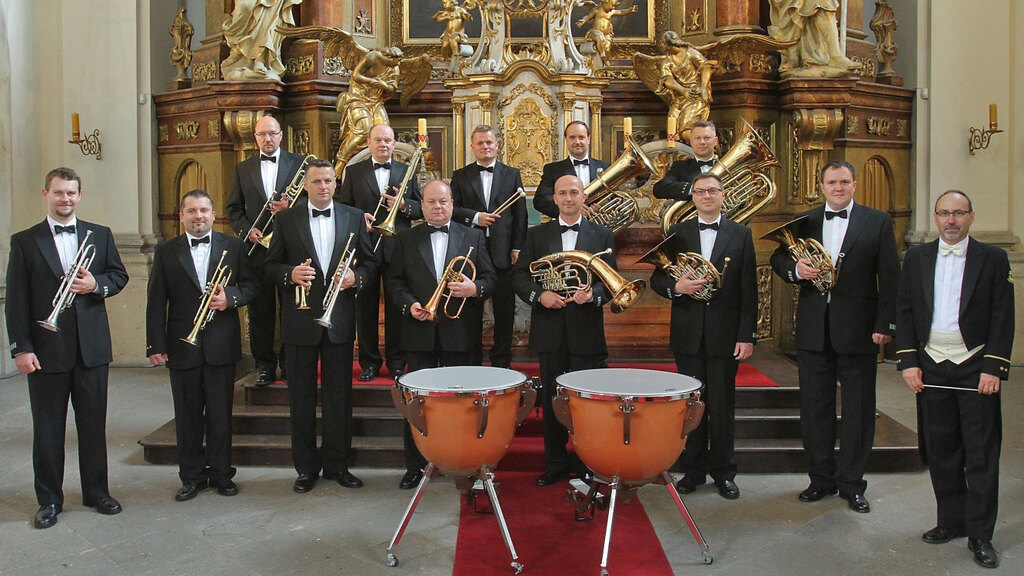 Brass Band Ústřední hudby je znám také pro své skvělé adventní koncerty. Letošní  bude čtvrtou adventní neděli poprvé online. Zcela vpravo současný velitel Ústřední hudby AČR podplukovník Jaroslav Šíp.