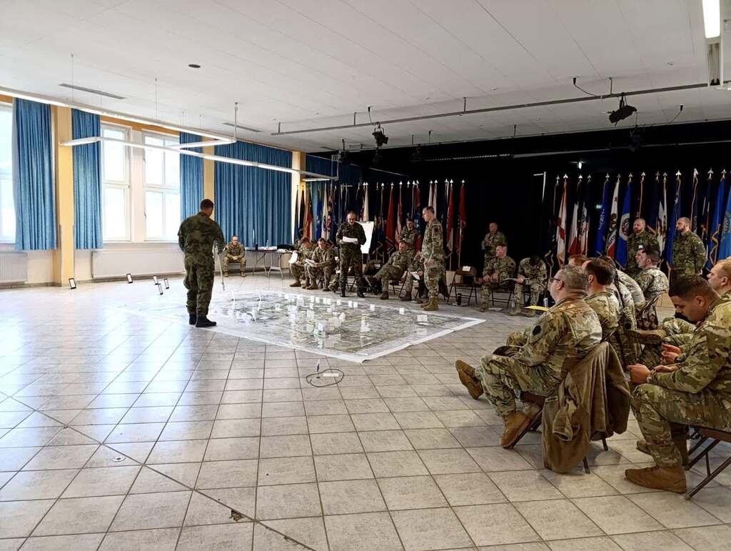 Briefing velitele brigády a jeho štábu pro amerického velitele divize. Allied Spirit 25