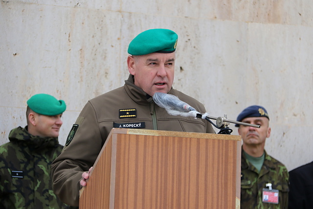 Brigádní generál Kopecký přednáší slova přísahy